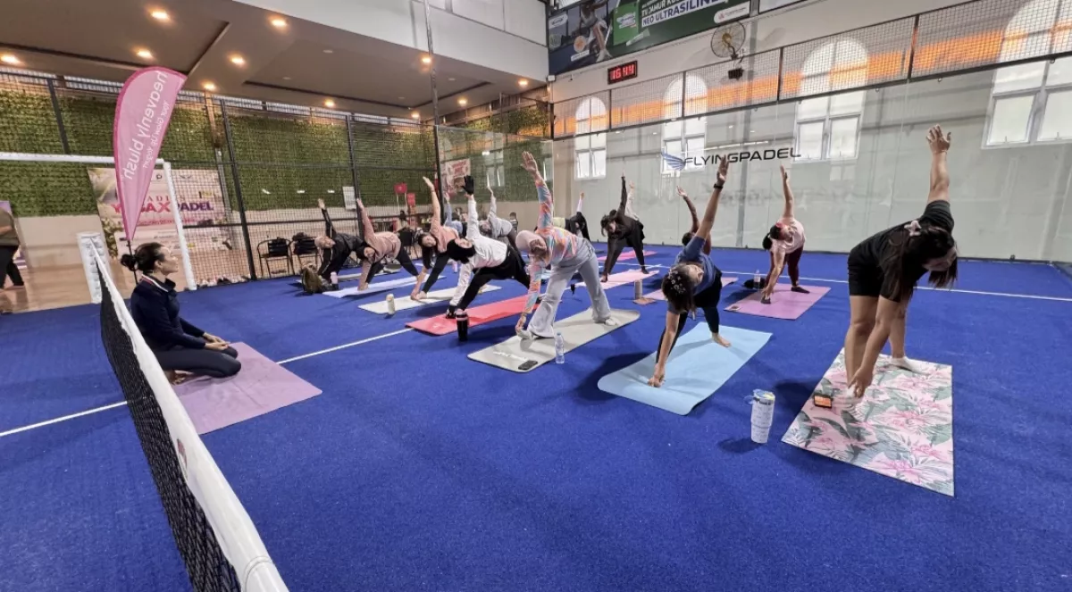 Premier Place Hotel Surabaya Airport dan Flying Padel Ajak Perempuan Sidoarjo Hidup Sehat Lewat Yoga x Padel