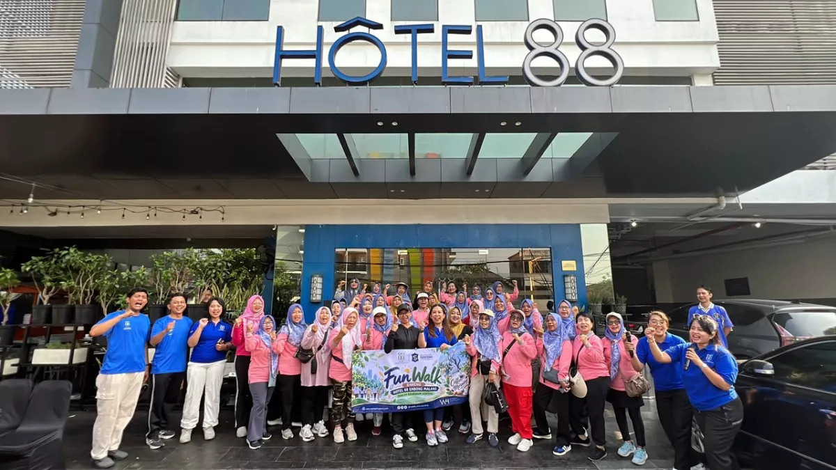 Dekatkan Diri dengan Warga, Hotel 88 Embong Malang dan Kelurahan Genteng Gelar Jalan Sehat