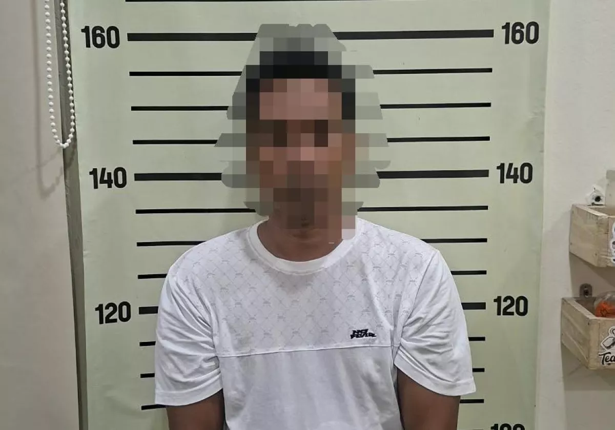Buronan kasus narkoba setelah ditangkap di sebuah rumah kos di Desa Samatan, oleh Polres Pamekasan, pada Minggu malam (18/10/2026). Foto: Humas Polres Pamekasan